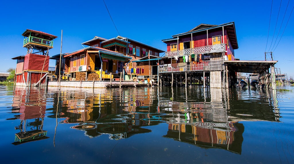 Vesnice na jezeře Inle a její typické domky na kuřích nožkách