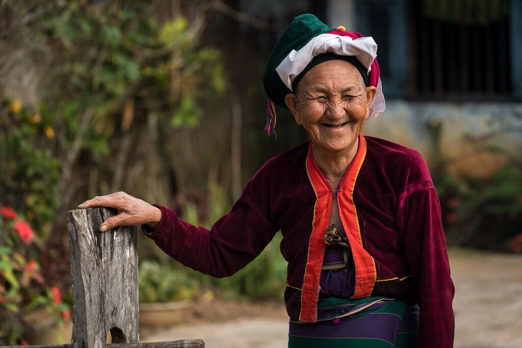 Usměvavá babička horského kmene Palong