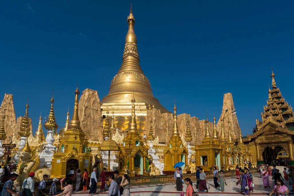 Nejposvátnější pagoda v Myanmaru se nachází v Yangonu a jmenuje se Shwedagon.
