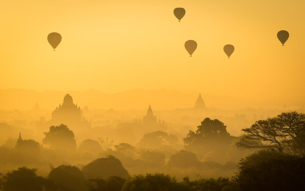 Východ slunce v Baganu je jedinečná podívaná