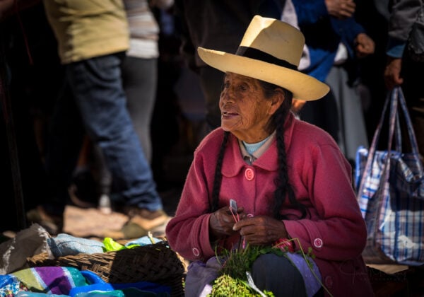 Prodavačka na trhu v Pisaqu, Posvátné údolí, Peru