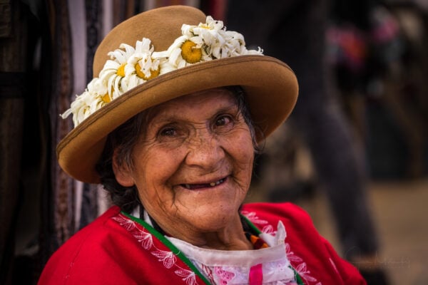 Starší Peruánka na trhu v Pisaqu