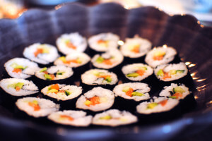 Zřejmě nejslavnější japonské jídlo nebude to jediné, co ochutnáme (<a href="https://www.flickr.com/photos/widerbergs/5646114404" target="_blank">Sushi</a> od <a href="https://www.flickr.com/photos/widerbergs/" target="_blank">Lisa Widerberg</a> / <a href="https://creativecommons.org/licenses/by/2.0/" target="_blank">CC BY 2.0</a>)