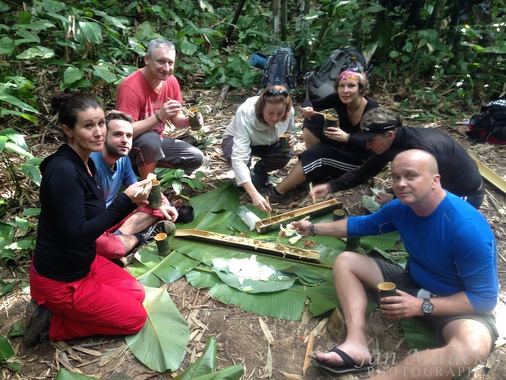Obědváme v džungli na banánových listech