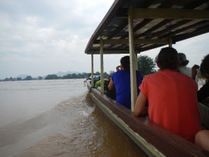 Lodí po Mekongu