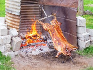 Jehněčí na rožni zvané cordero al palo je typické jídlo z Patagonie