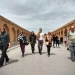 A TEAM kráčí přes most na řece Zajandeh - Esfahán - Expedice Írán 2016