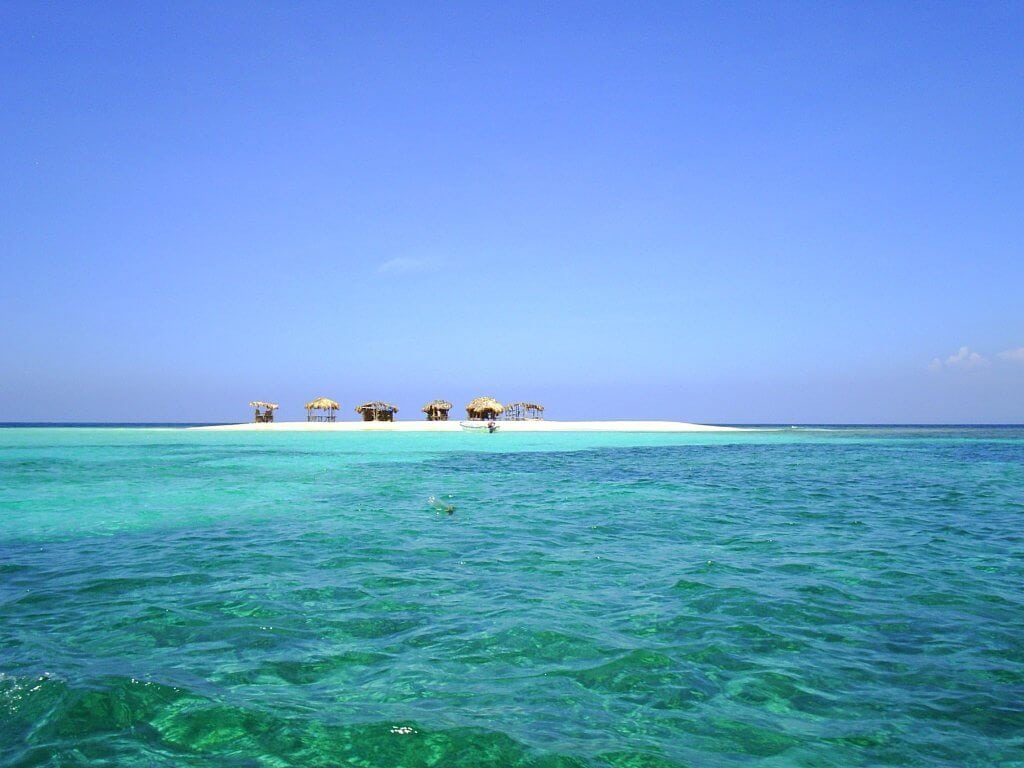 Opuštěný ráj na ostrově Paradise Island - kousek od pobřeží (foto DOMINICAN REPUBLIC. Desert island od Ronalda Saunderse - CC BY-ND 2.0)