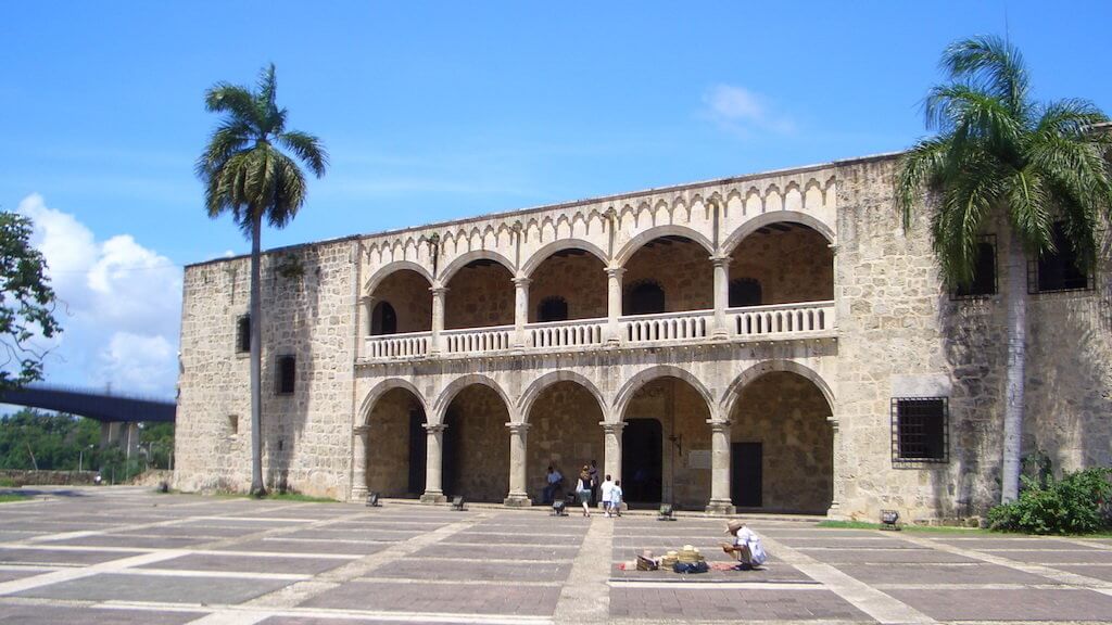 Goticko-maurský palác Alcázar de Colón v Santo Domingu (foto Dominican-Republic - Santo Domingo: Alcázar de Colón in Ciudad Colonial od Reinhard Link - CC BY-ND 2.0)