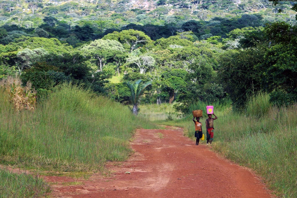 Typická africká lateritová cesta (foto: Hugo a Caro Minaar)