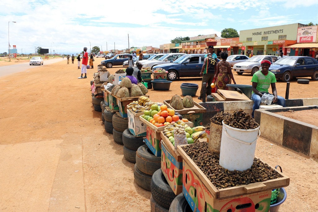 Na trhu jsou kromě ovoce a zeleniny i stánky s čerstvě uvařeným jídlem (foto: Hugo a Caro Minaar)