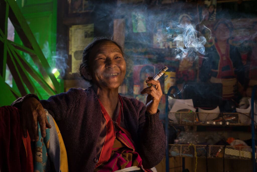 Starší Barmánka v malé horské vesnici