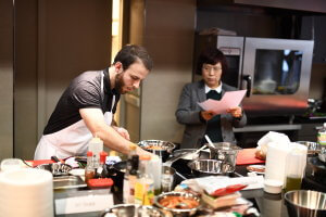 Michal během soutěže vaření korejského jídla!