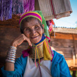 Babička z „dlouhokrkého“ kmene Padaung