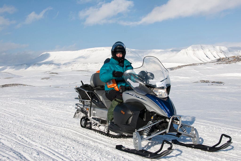 Sněžný skútr je nejlepší dopravní prostředek na cesty po Špicberkách. Foto je z cesty z Longyearbyenu do Barentsburgu.