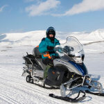 Sněžný skútr je nejlepší dopravní prostředek na cesty po Špicberkách. Foto je z cesty z Longyearbyenu do Barentsburgu.