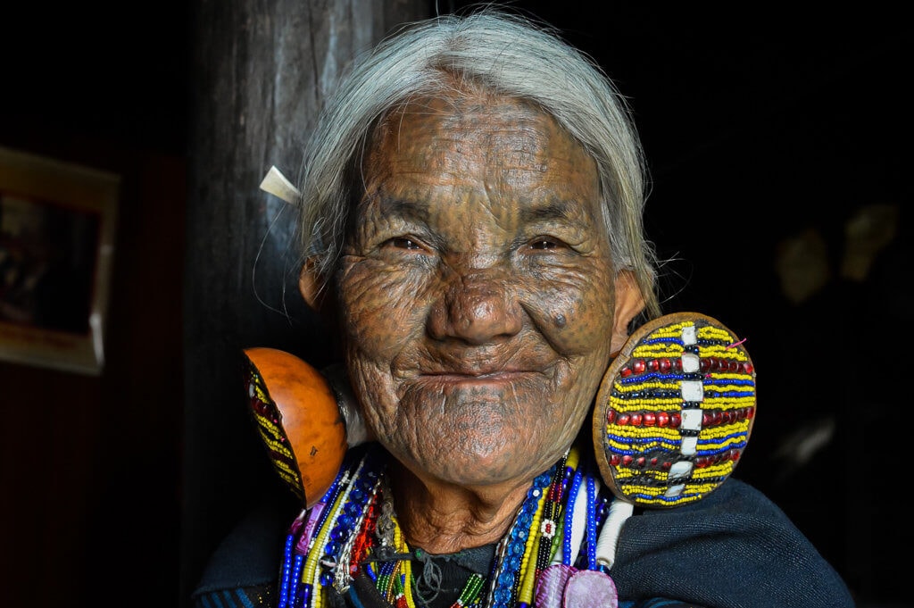 Potetovaná babička ze státu Chin (foto: Julia Polok)