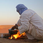 Beduín připravující naši večeři