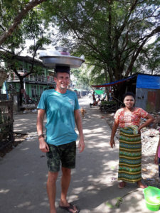 Udržet tác na hlavě v chůzi není žádná legrace. Rangun, Barma