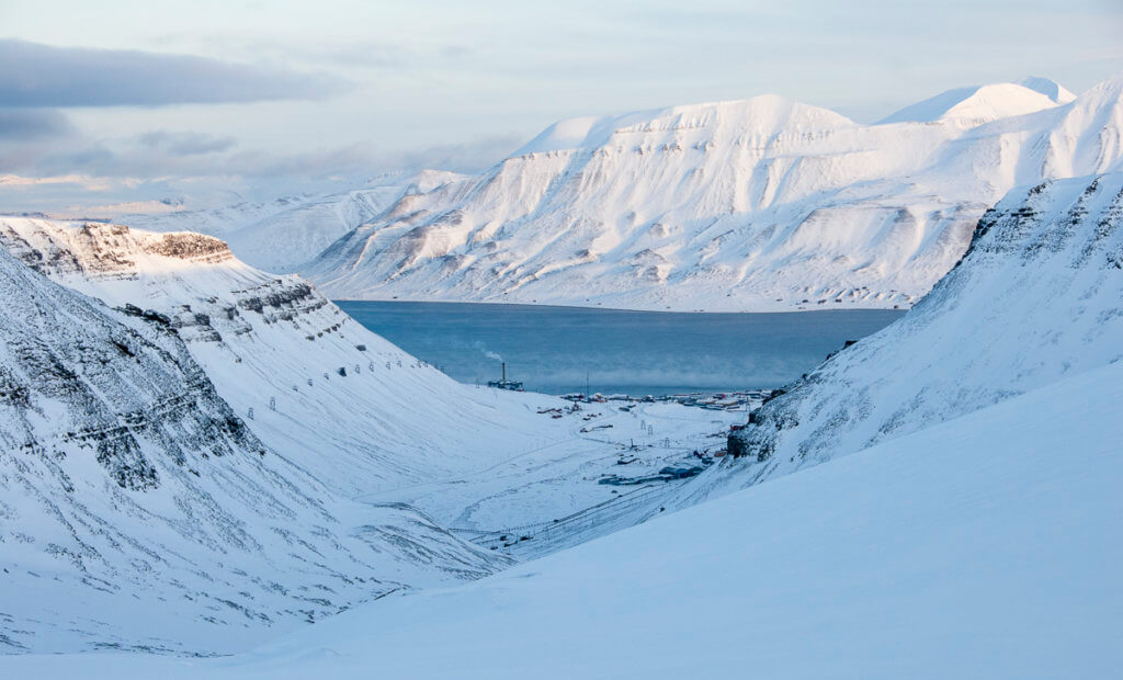 Výhled na zasněžený Longyearbyen z ledovce Larsbreen