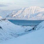 Výhled na zasněžený Longyearbyen z ledovce Larsbreen