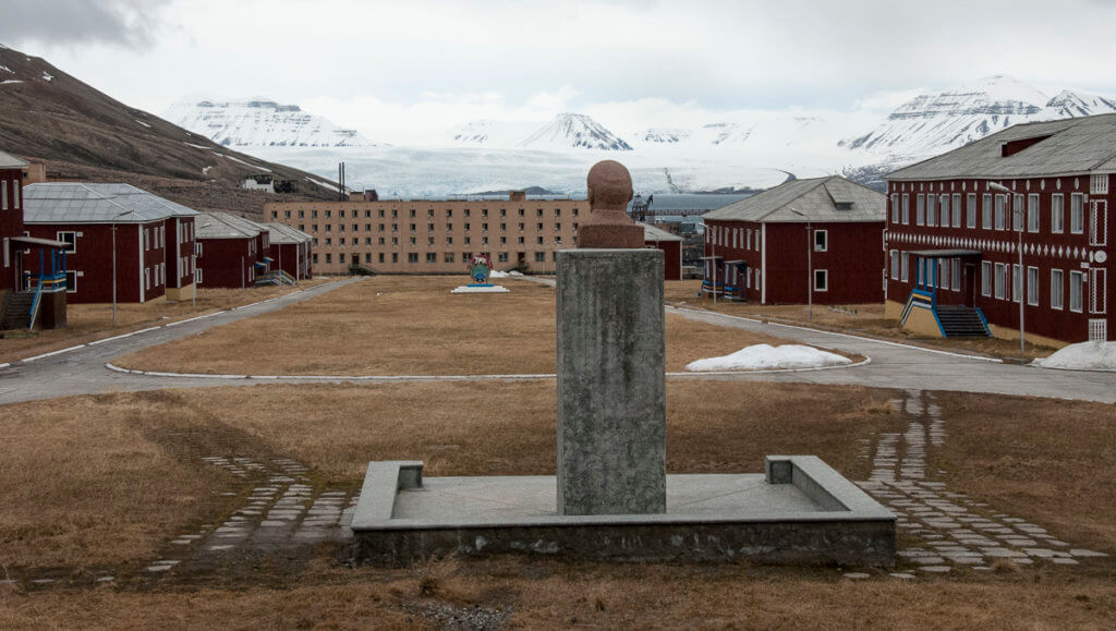 Nejseverněji položená busta Lenina shlížící na opuštěné hornické město Pyramiden a ledovce v dáli