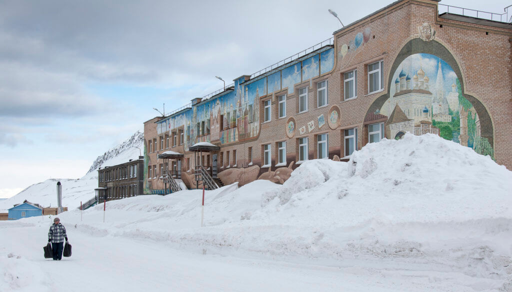 Sovětská architektura s arktickými prvky v ruské hornické osadě Barentsburg