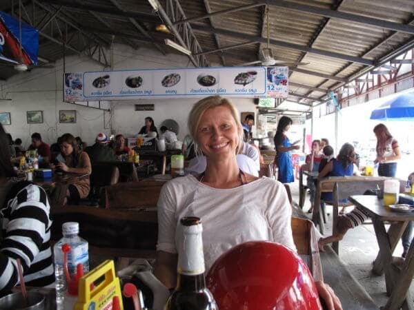 Na obědě v lokální restauraci v Kanchanaburi, Thajsko