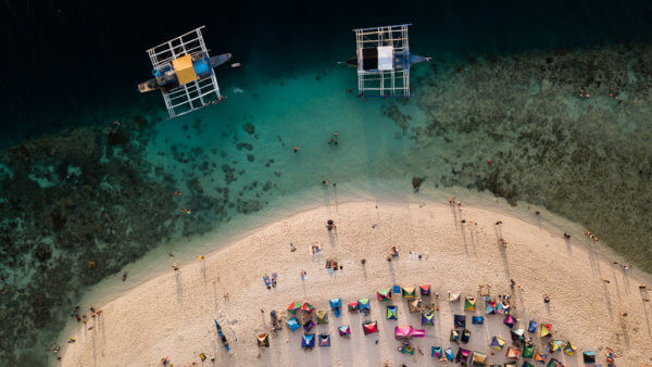 Jedna z nejznámějších pláží ostrova Cebu - White Beach neboli Bílá pláž