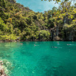 Osvěžující voda ve stínu vápencových pahorků není jen doména Vietnamu či Thajska, ale i Filipín