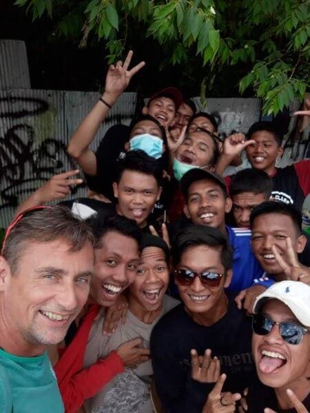 Zasvěcení do skateboardingu místními nadšenci na indonéském Kalimantanu