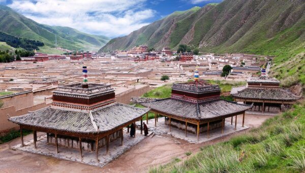 Tibetské městečko Xiahe se slavným klášterem Labrang