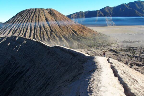 Cesta podél vrcholu kráteru sopky Mt. Bromo