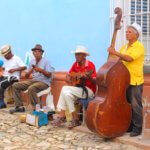 Pouliční umělci v uličkách starého karibského městečka Trinidad