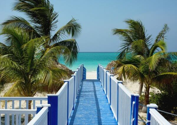 Kuba je proslulá nádhernými plážemi, na kterých si zaslouženě odpočineme a ochutnáme vodu z čerstvě utrženého kokosu
