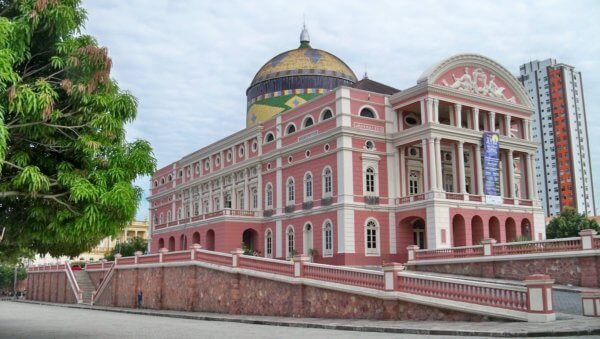Majestátní opera z doučukové horečky v Manausu