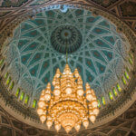 Obrovský lustr v Qaboosově mešitě
