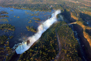 Teprve z vrtulníku získáme perspektivu o mohutnosti Viktoriiných vodopádů