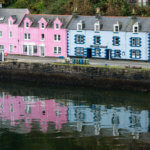 Barevné domy na pobřeží v Portree, Isle of Skye