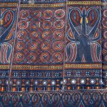 Tradiční vzory Torajů nechybí na žádném obytném tongkonanu