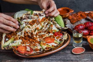 Mexický street food - tlayuda a klobásky