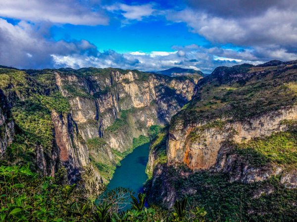 Stěny kaňonu Sumidero jsou místy až kilometr vysoké