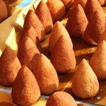 Arancina, sicilské národní jídlo, smažené rýžové kuličky plněné masovým ragú