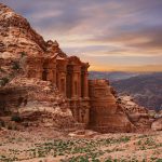 Západ slunce u skalního města Petra