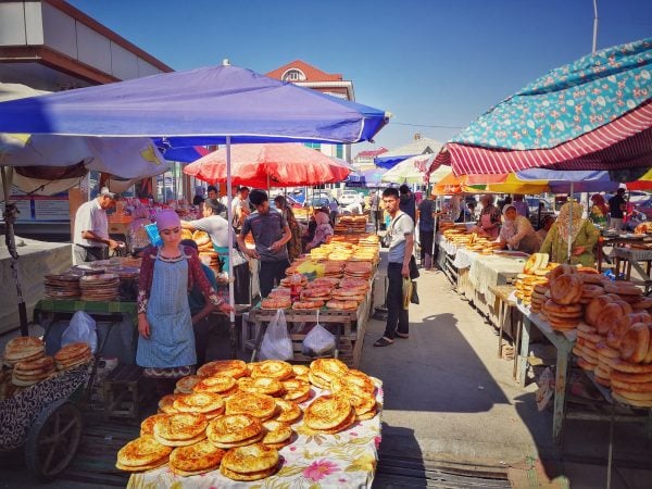 Tádžické trhy vždy oplývají nadbytkem potravin