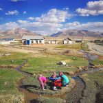 Ženy z kyrgyzské menšiny perou prádlo v potoce