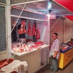 Tradiční prodej masa na tádžických trzích – bez lednic a mrazáků