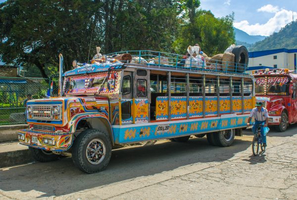 Bohatě zdobené autobusy jsou oblíbeným způsobem dopravy na venkově