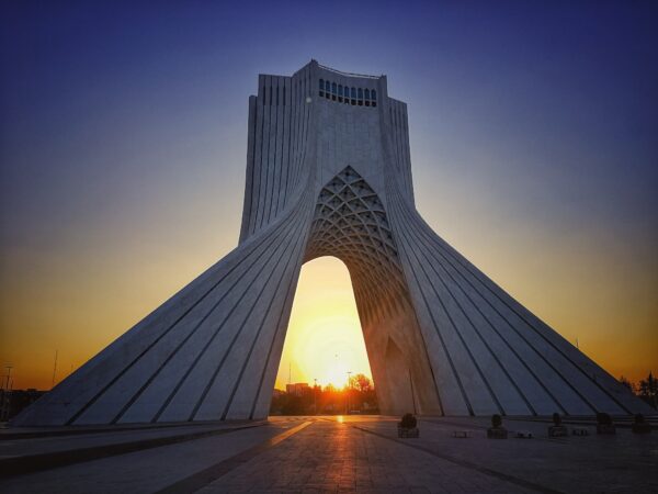 Věž svobody (Azadi Tower) v Teheránu postavená na oslavu 2500 let Perské říše