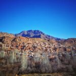 Růžová vesnice Abyaneh je zasazená v horách a patří k těm nejkrásnějším v Íránu